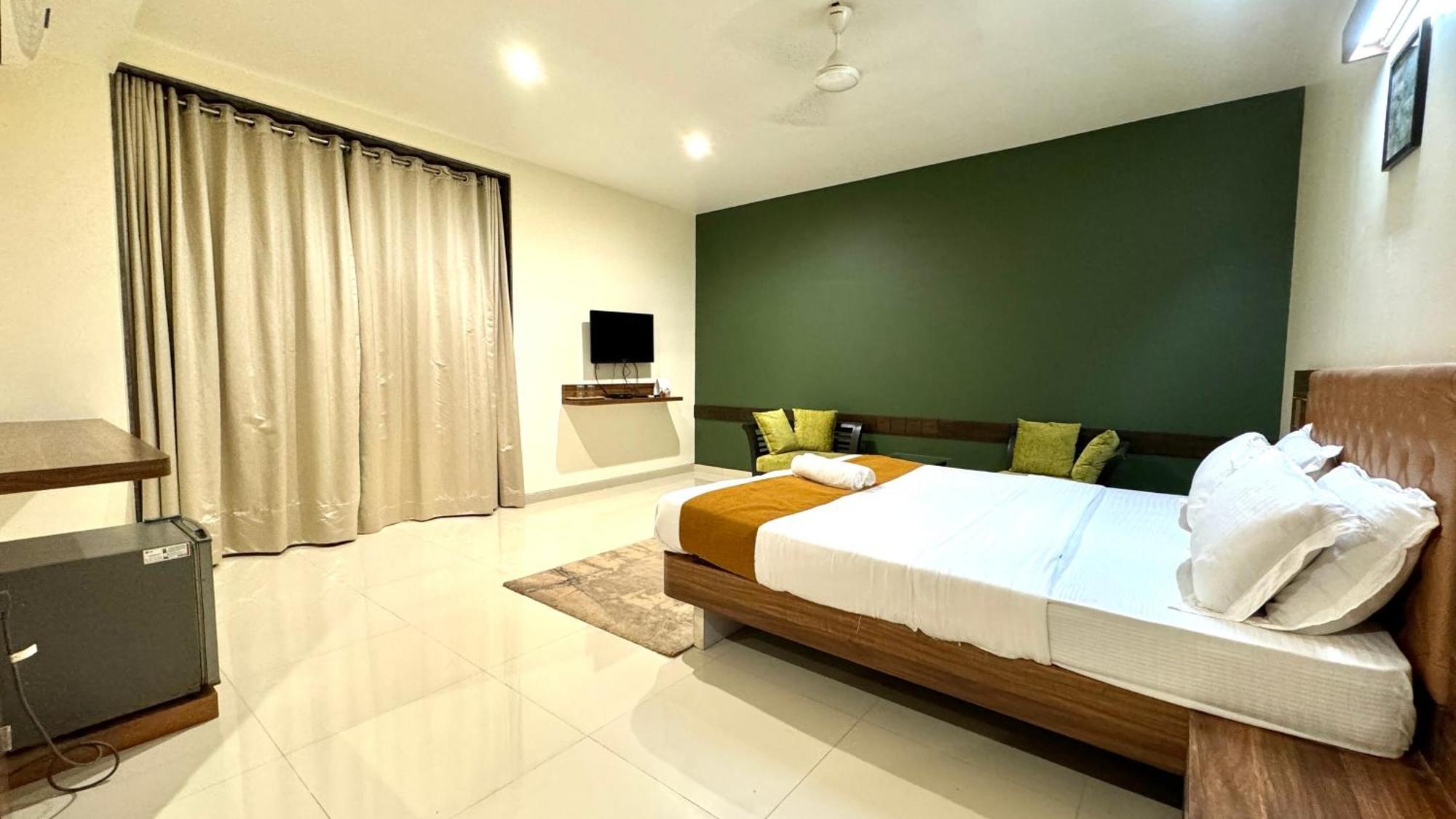 Hotel Sadhana Executive Dapoli Exterior photo