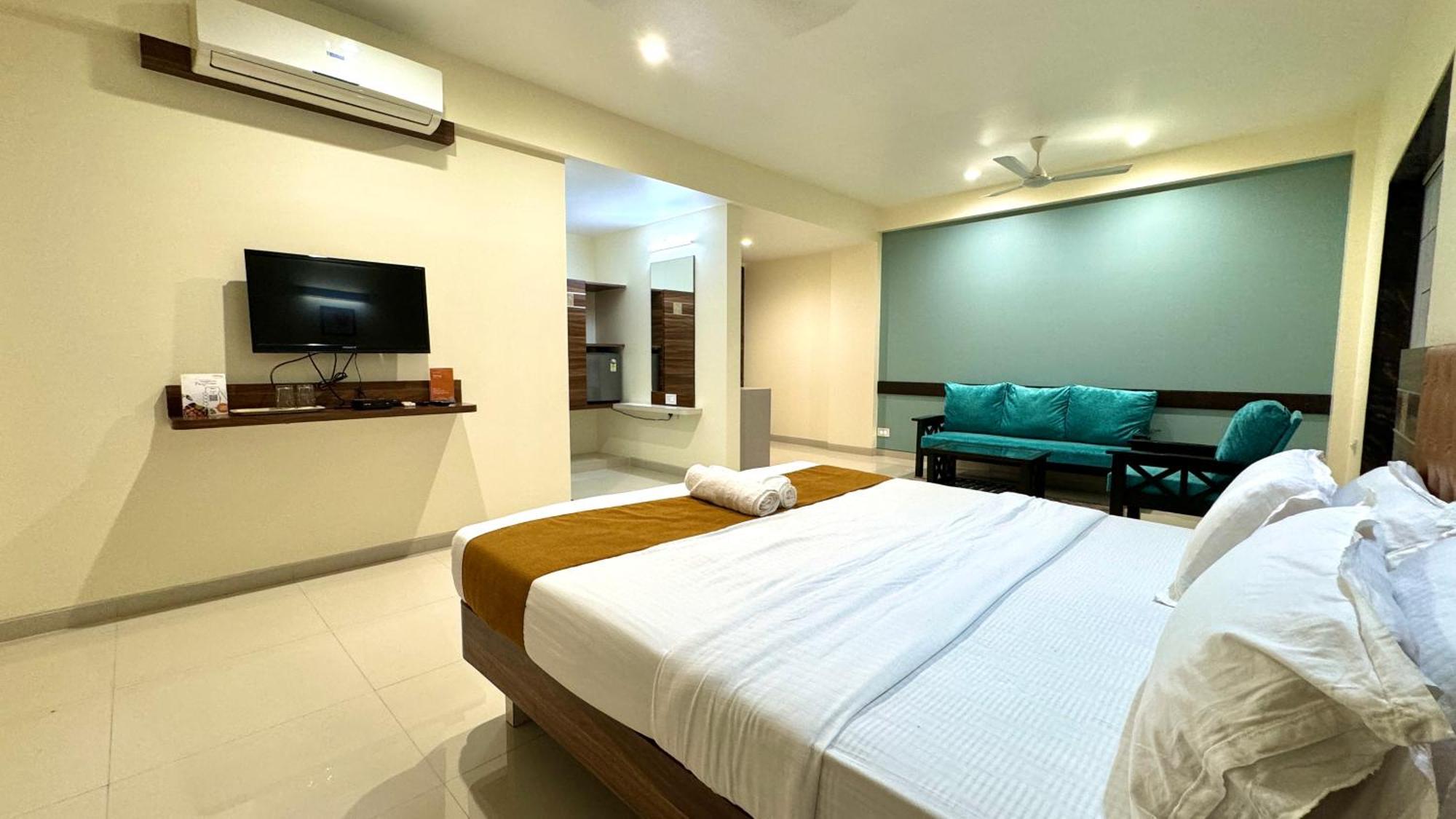 Hotel Sadhana Executive Dapoli Exterior photo